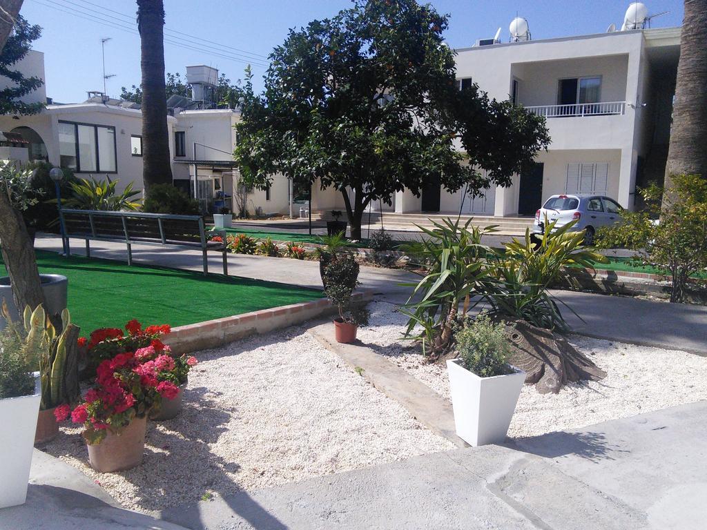 Zoe'S Court Aparthotel Klorakas Exterior photo