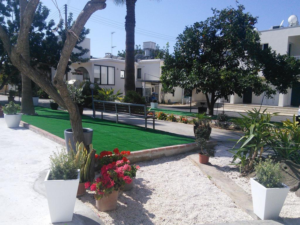 Zoe'S Court Aparthotel Klorakas Exterior photo