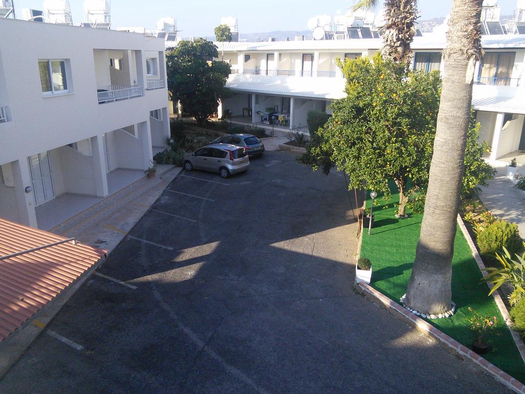 Zoe'S Court Aparthotel Klorakas Exterior photo