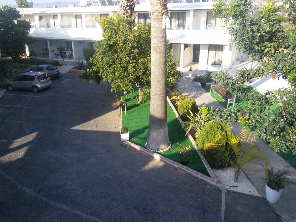 Zoe'S Court Aparthotel Klorakas Exterior photo