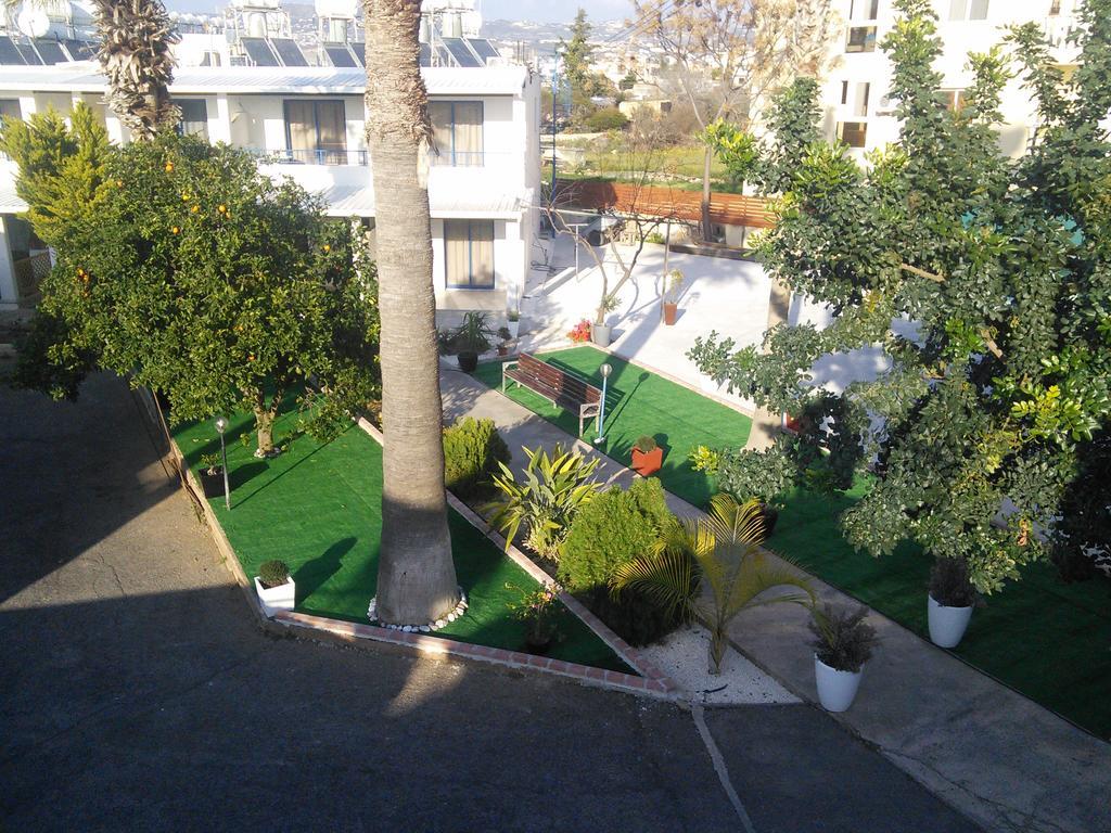 Zoe'S Court Aparthotel Klorakas Exterior photo
