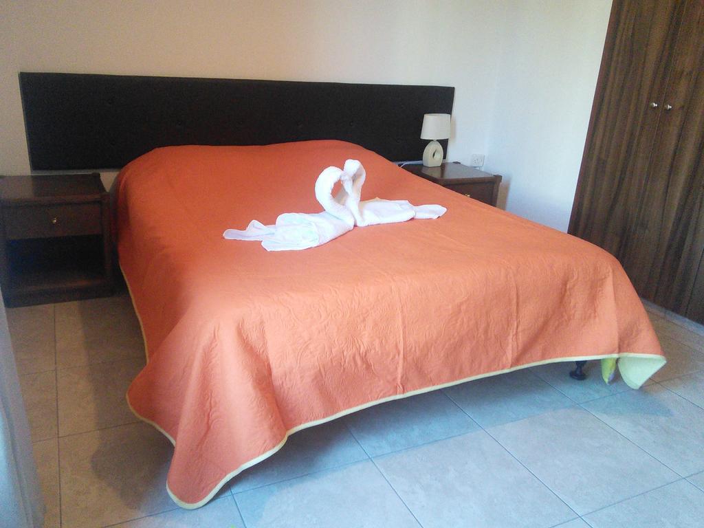 Zoe'S Court Aparthotel Klorakas Exterior photo