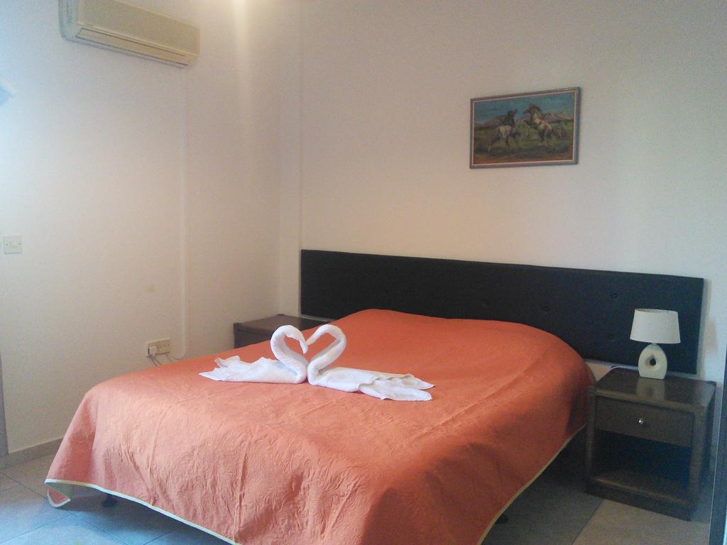 Zoe'S Court Aparthotel Klorakas Exterior photo