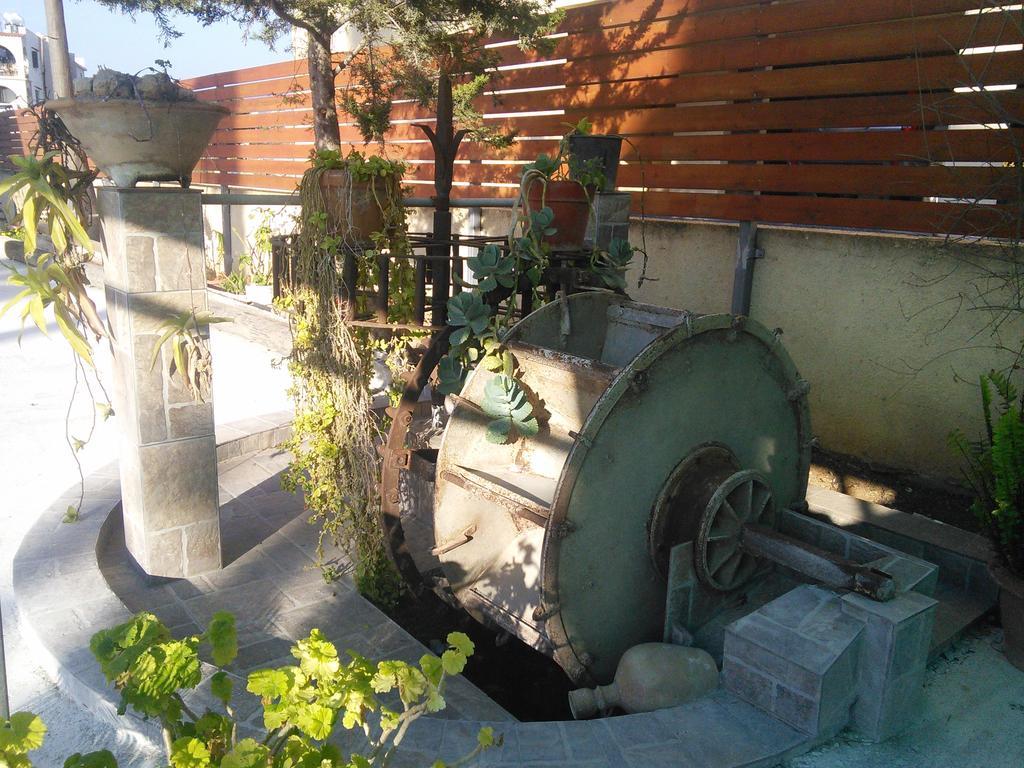 Zoe'S Court Aparthotel Klorakas Exterior photo