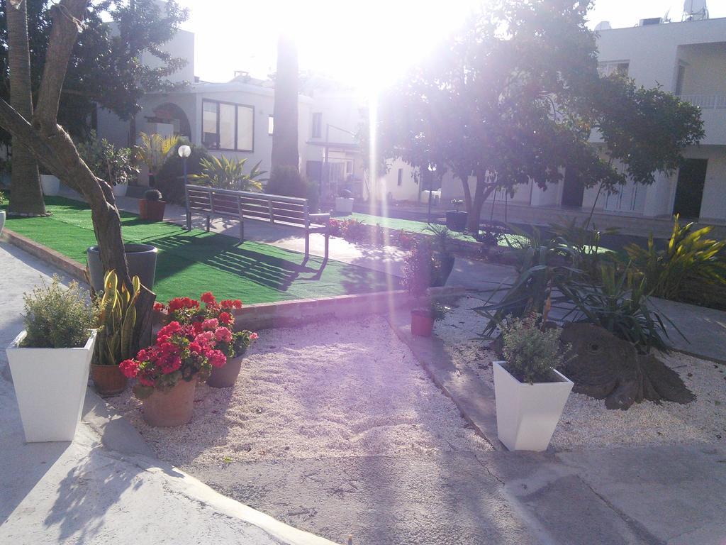 Zoe'S Court Aparthotel Klorakas Exterior photo