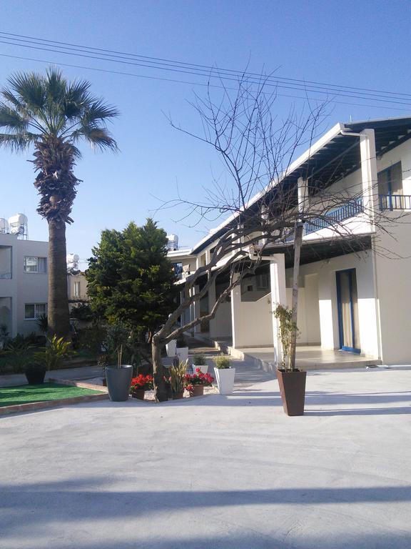 Zoe'S Court Aparthotel Klorakas Exterior photo