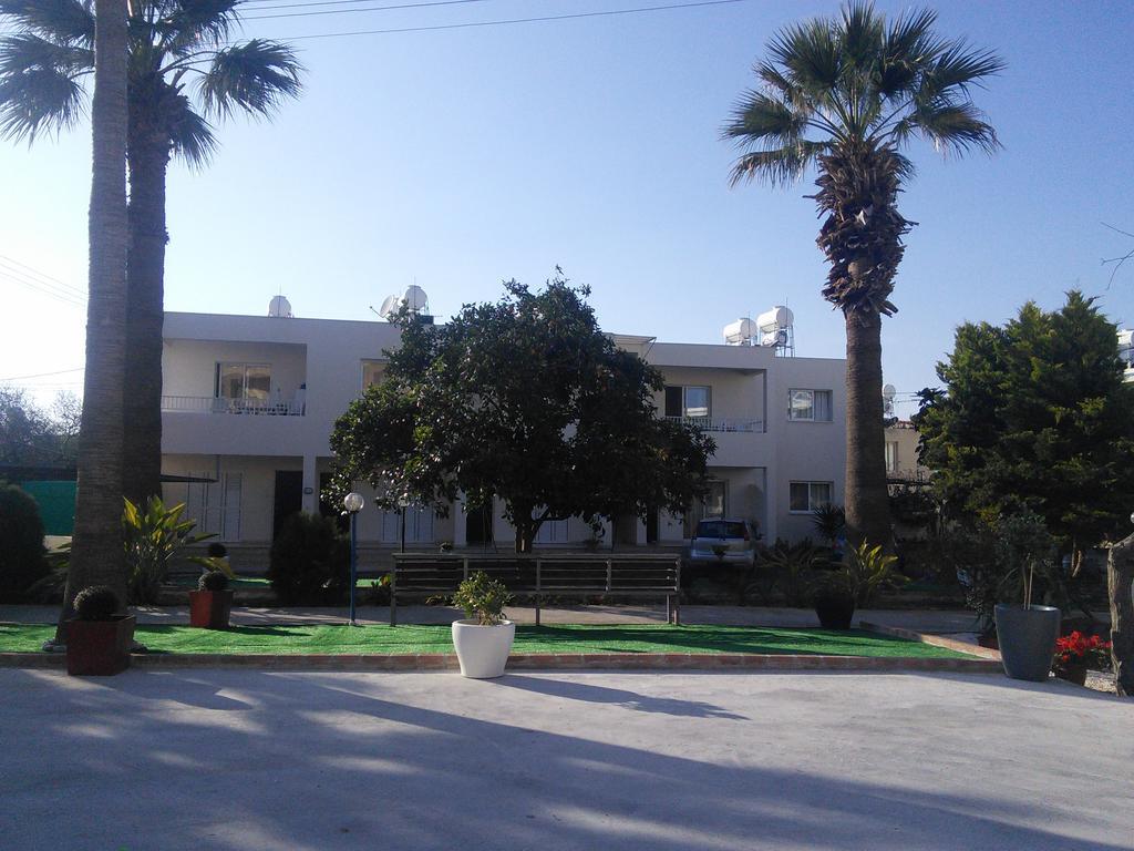 Zoe'S Court Aparthotel Klorakas Exterior photo