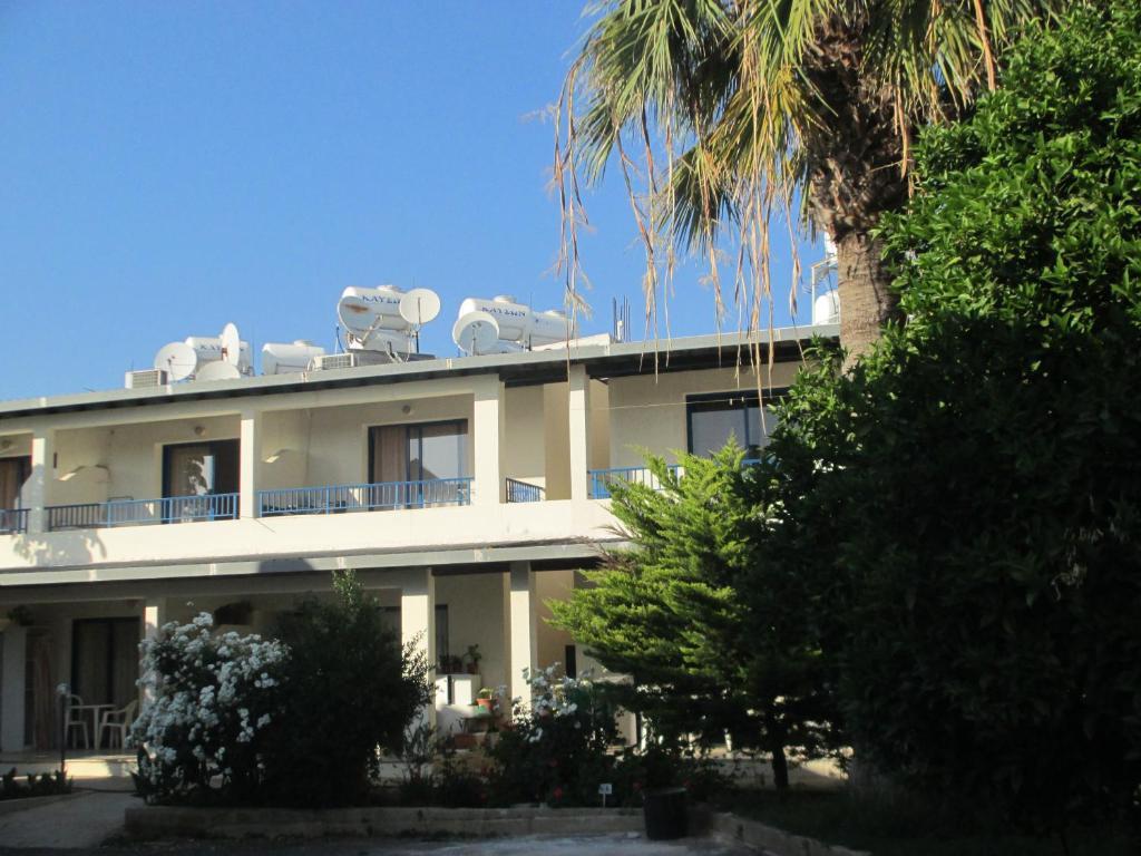 Zoe'S Court Aparthotel Klorakas Exterior photo