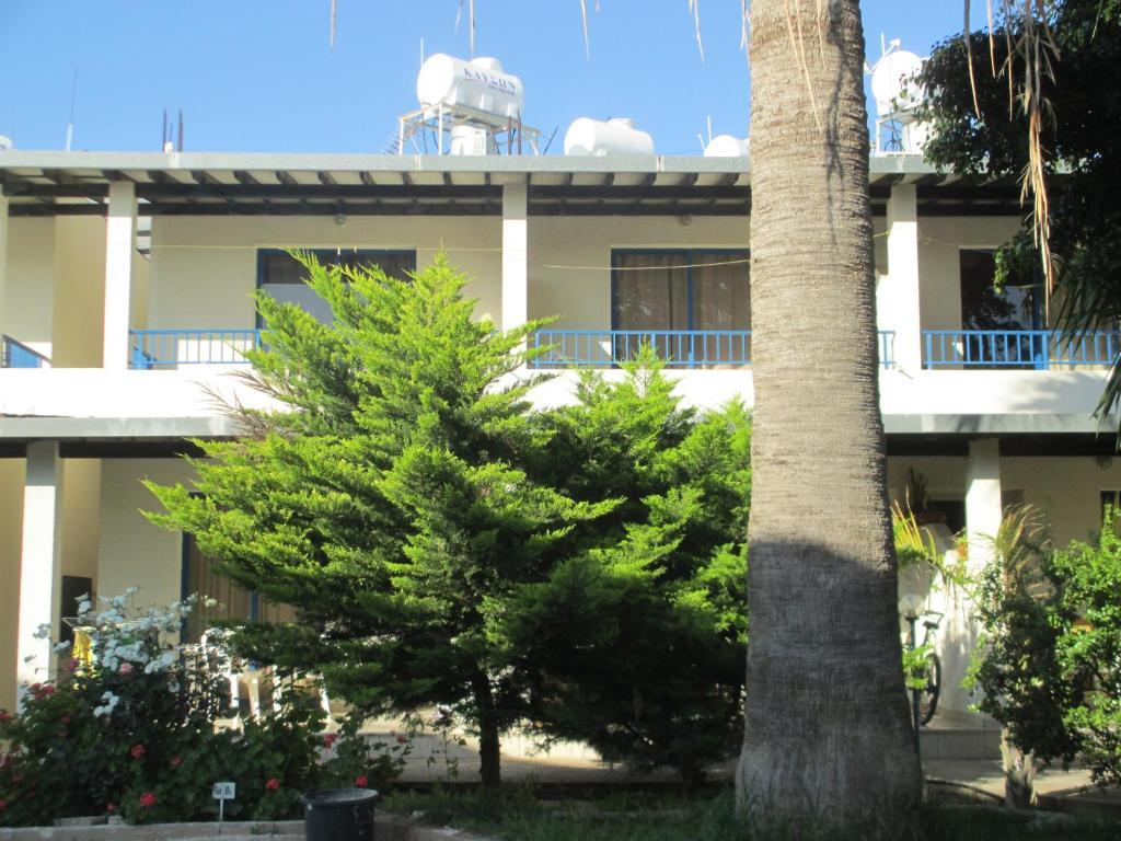 Zoe'S Court Aparthotel Klorakas Exterior photo