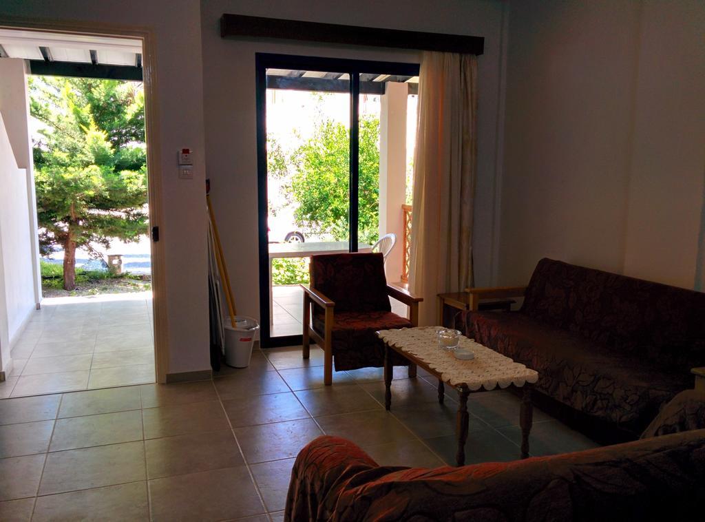 Zoe'S Court Aparthotel Klorakas Exterior photo