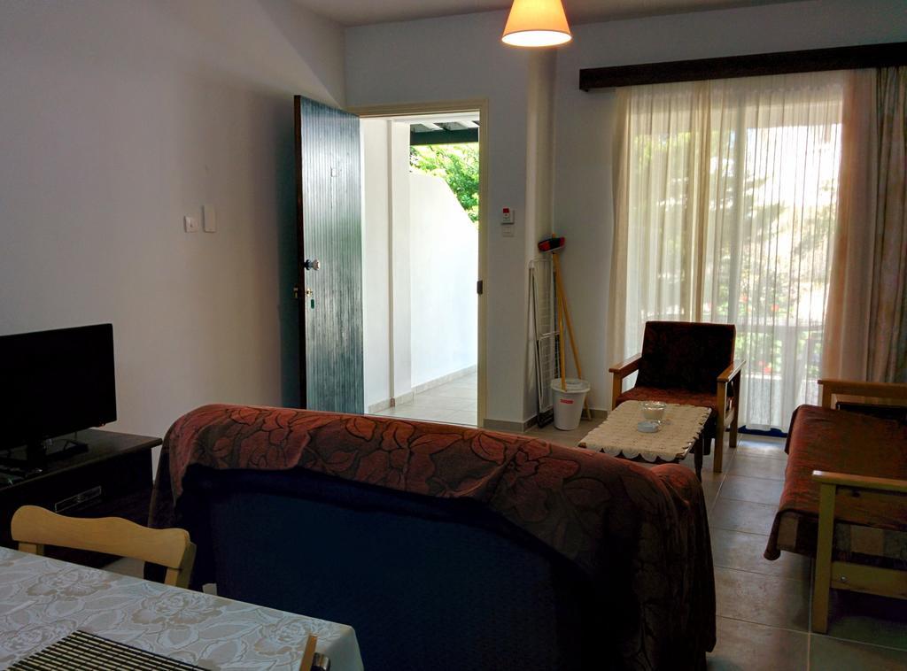 Zoe'S Court Aparthotel Klorakas Exterior photo