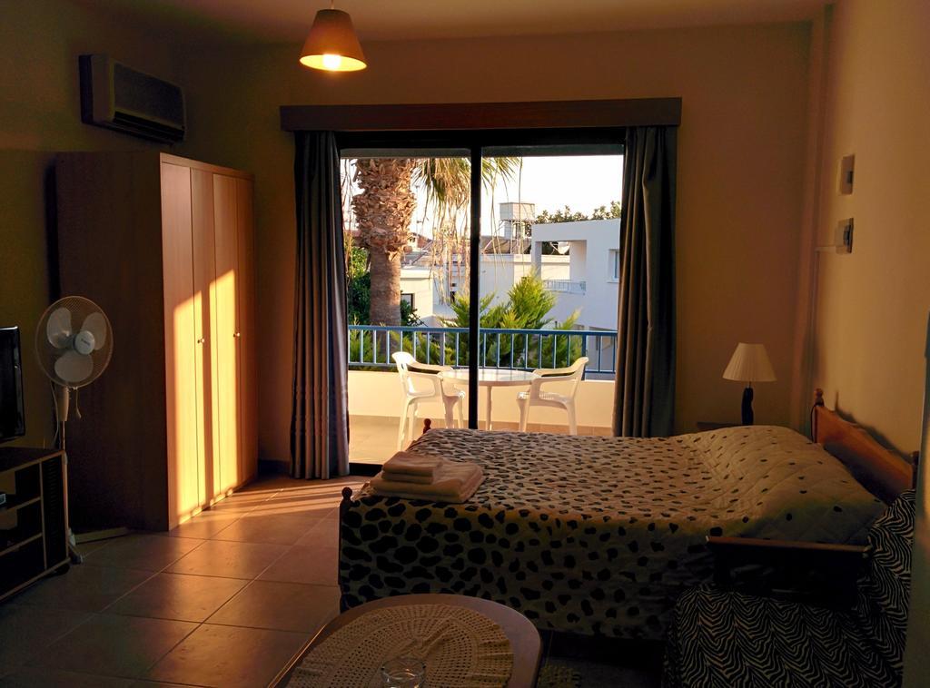 Zoe'S Court Aparthotel Klorakas Exterior photo