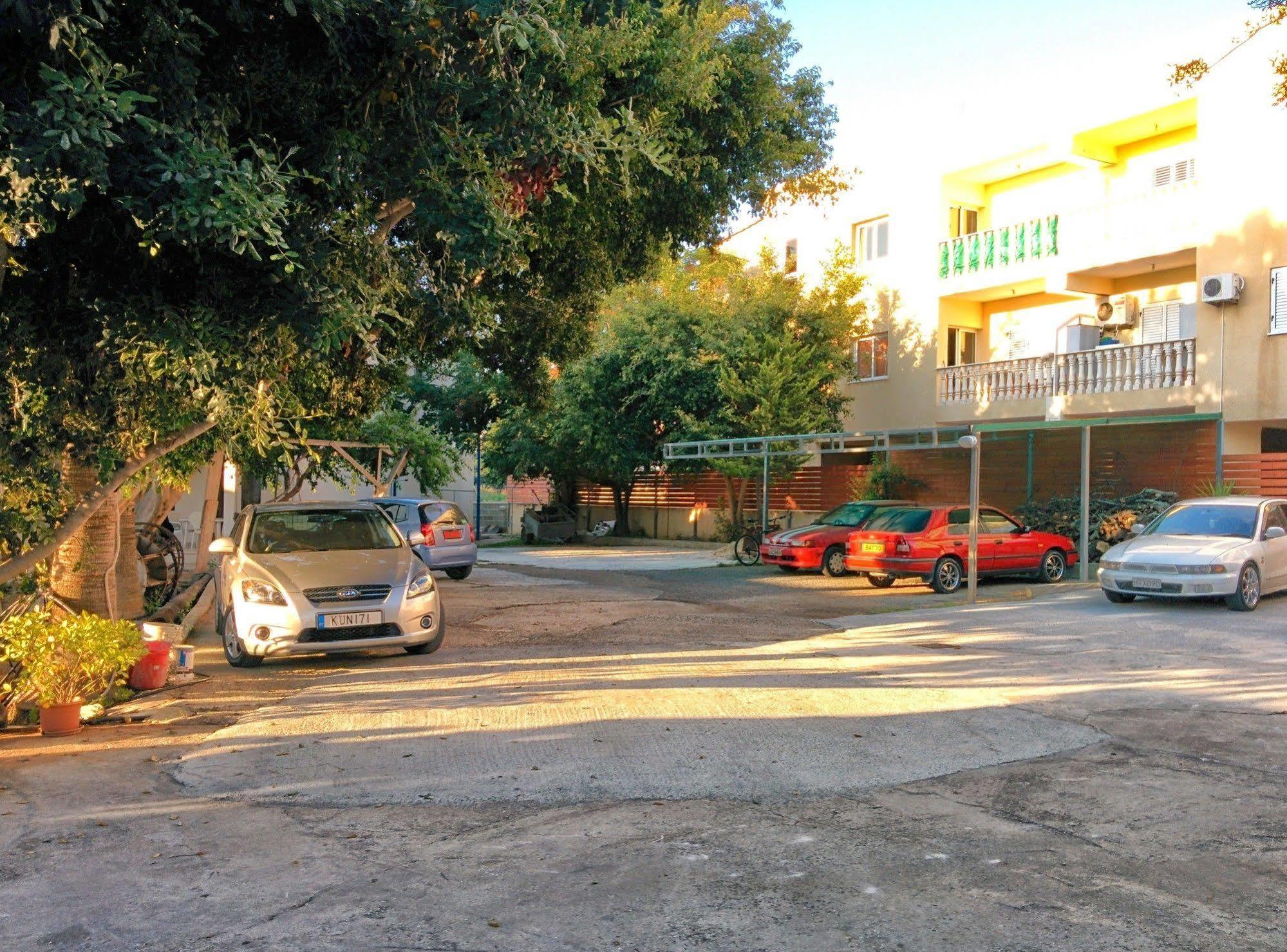 Zoe'S Court Aparthotel Klorakas Exterior photo