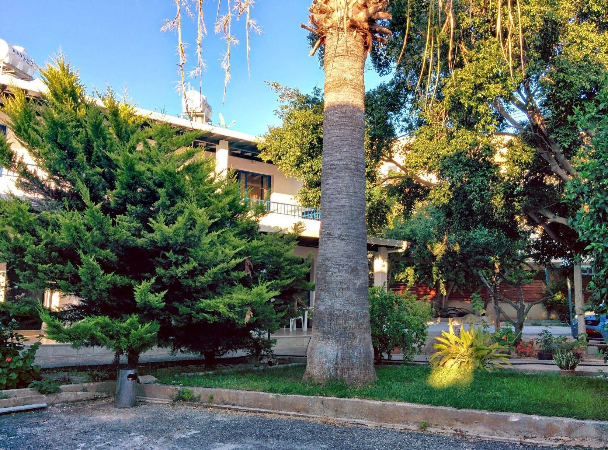 Zoe'S Court Aparthotel Klorakas Exterior photo