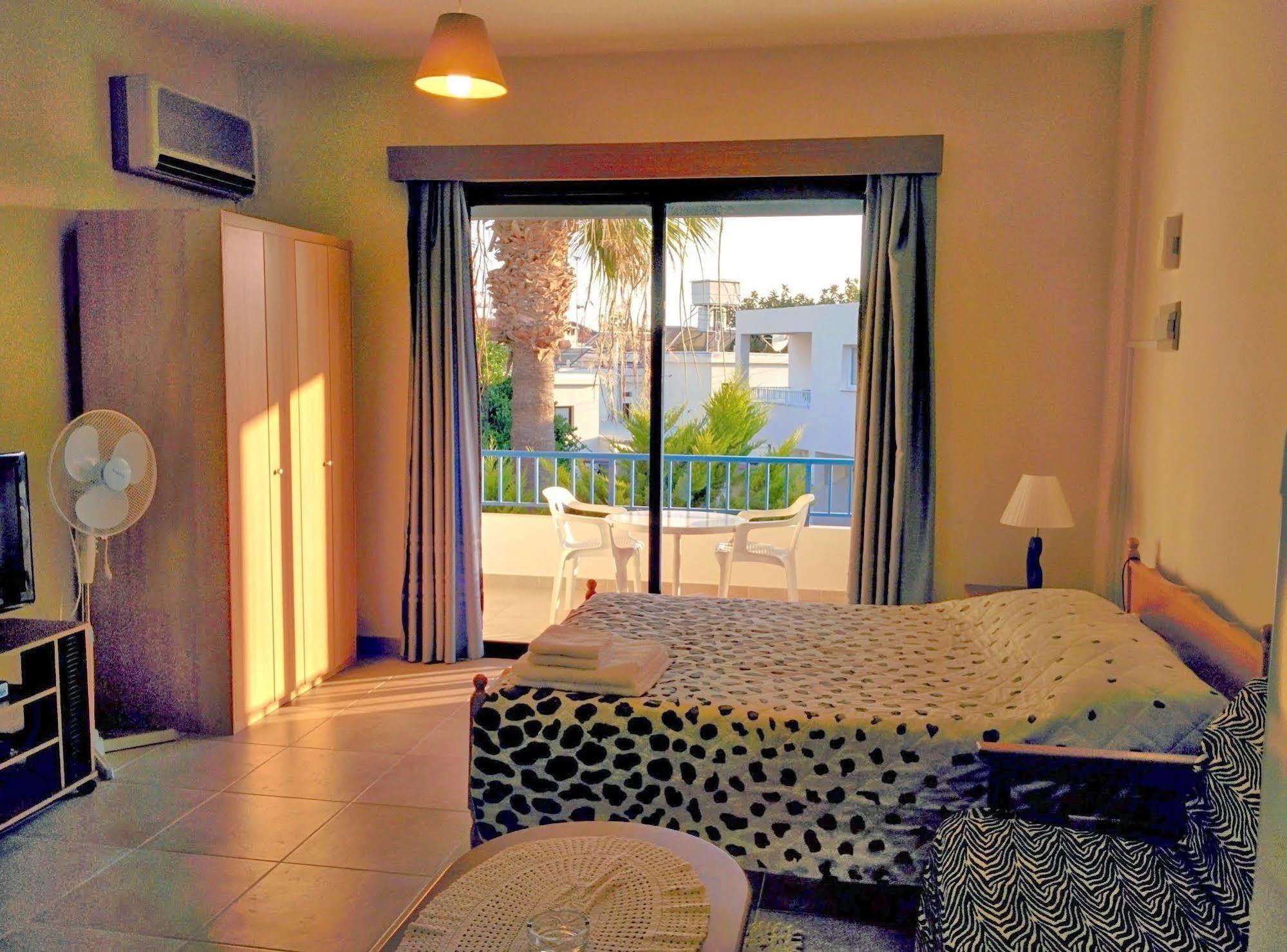 Zoe'S Court Aparthotel Klorakas Exterior photo