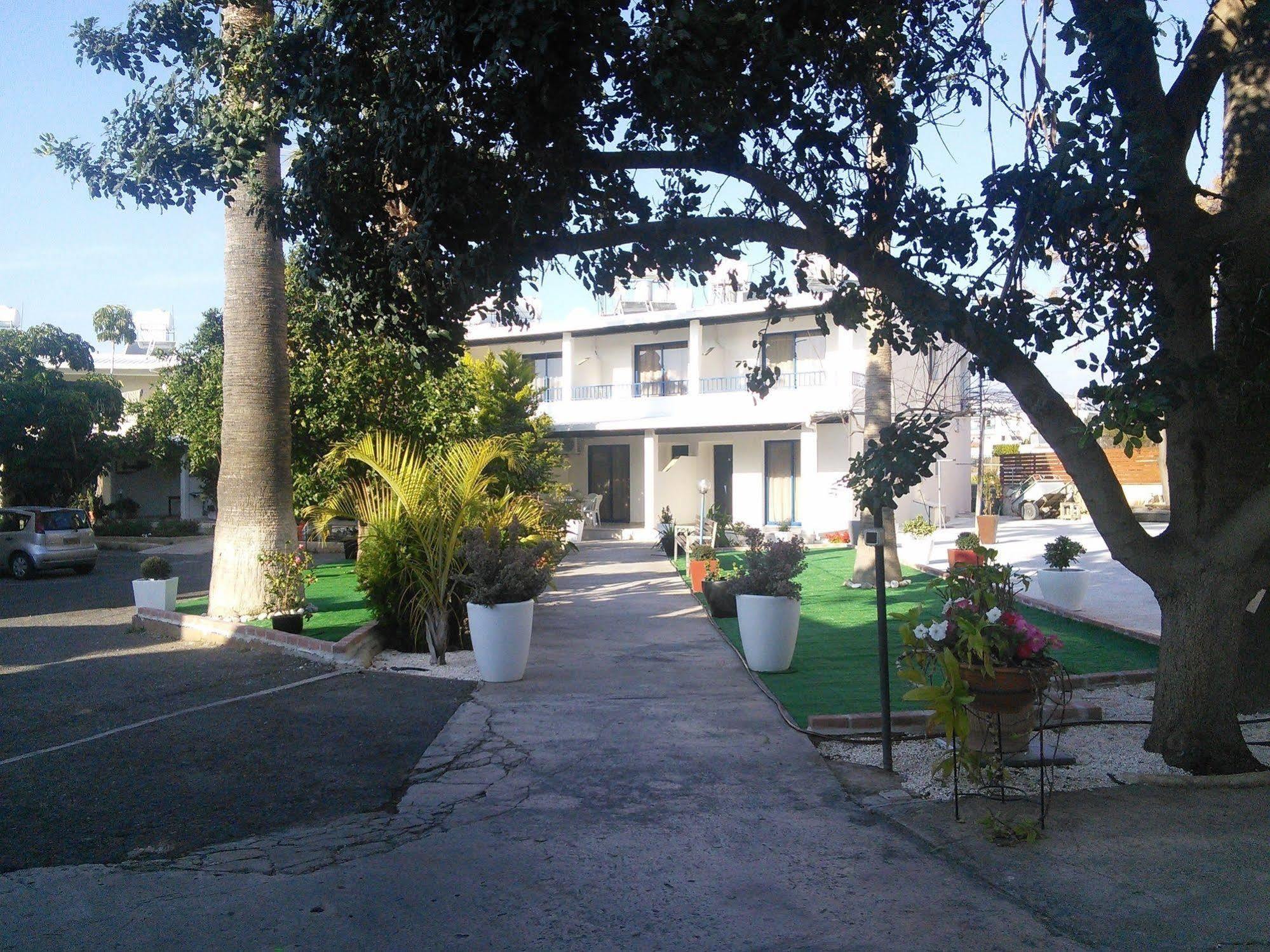 Zoe'S Court Aparthotel Klorakas Exterior photo