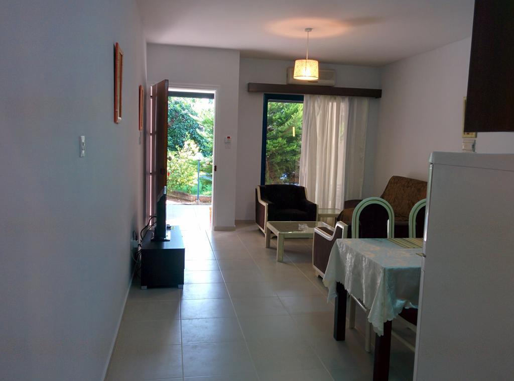 Zoe'S Court Aparthotel Klorakas Exterior photo