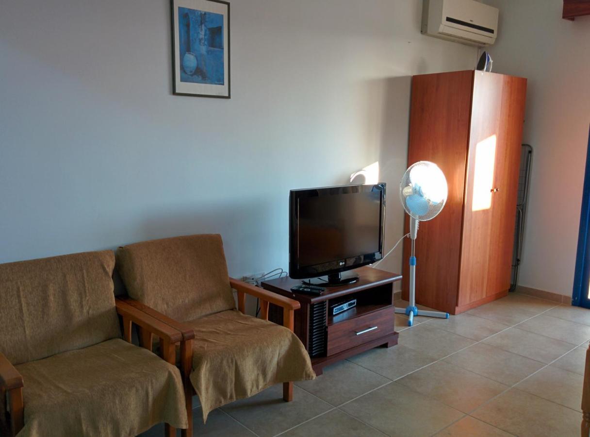 Zoe'S Court Aparthotel Klorakas Room photo